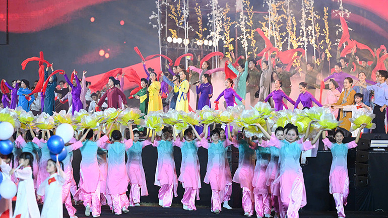 Tiết mục mở đầu chương trình "Mùa xuân thống nhất". (Ảnh: DUY LINH)