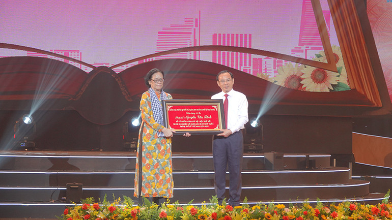 Đồng chí Nguyễn Văn Nên, Bí thư Thành ủy Thành phố Hồ Chí Minh tri ân, trao bảng vàng cho đại diện gia đình cố Tổng Bí thư Nguyễn Văn Linh. Cố Tổng Bí thư Nguyễn Văn Linh là một trong 60 cá nhân tiêu biểu được tôn vinh. (Ảnh M.H)