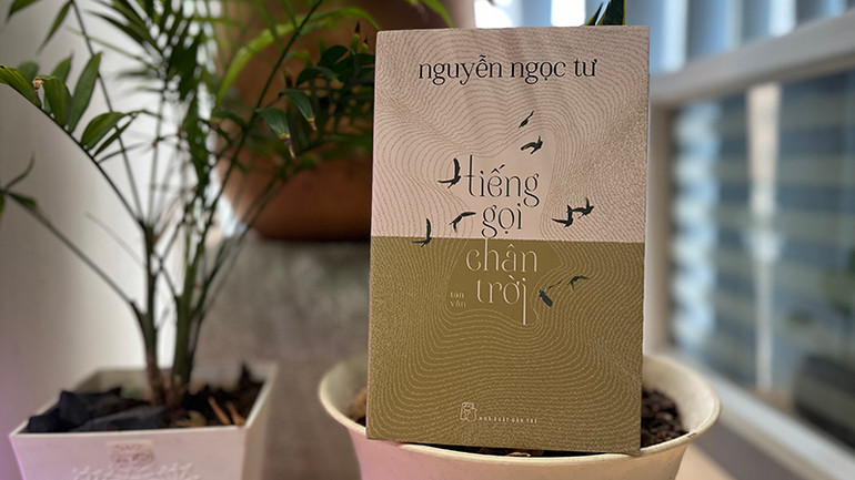Tập tản văn "Tiếng gọi chân trời" của nhà văn Nguyễn Ngọc Tư vừa được Nhà xuất bản Trẻ phát hành. (ảnh M.H). Tập tản văn "Tiếng gọi chân trời" của nhà văn Nguyễn Ngọc Tư vừa được Nhà xuất bản Trẻ phát hành. (ảnh M.H).