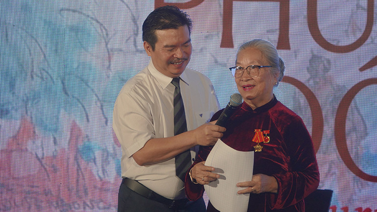 Bà Lê Thị Thu, vợ họa sĩ Huỳnh Phương Đông phát biểu tại buổi lễ khai mạc.