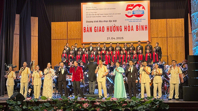 Tiết mục Rạng rỡ Việt Nam (âm nhạc và lời: Quang Vinh, chuyển soạn cho dàn nhạc: Trần Mạnh Hùng) khép lại Chương trình hòa nhạc đặc biệt "Bản giao hưởng hòa bình". (Ảnh: H.N) Tiết mục Rạng rỡ Việt Nam (âm nhạc và lời: Quang Vinh, chuyển soạn cho dàn nhạc: Trần Mạnh Hùng) khép lại Chương trình hòa nhạc đặc biệt "Bản giao hưởng hòa bình". (Ảnh: H.N)