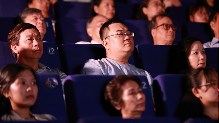 Khán giả xem phim tài liệu "Vượt sóng" tại rạp chiếu phim BHD Thảo Điền. (Ảnh TFS).