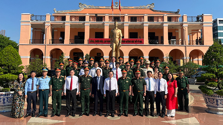 Các đại biểu chụp ảnh lưu niệm tại Bảo tàng Hồ Chí Minh, chi nhánh Thành phố Hồ Chí Minh. (Ảnh: M.H). Các đại biểu chụp ảnh lưu niệm tại Bảo tàng Hồ Chí Minh, chi nhánh Thành phố Hồ Chí Minh. (Ảnh: M.H).