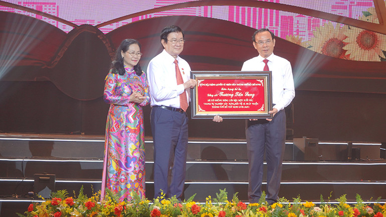 Nguyên Chủ tịch nước Trương Tấn Sang là một trong 60 cá nhân tiêu biểu trong sự nghiệp xây dựng và phát triển Thành phố Hồ Chí Minh (1975-2025). (Ảnh M.H)