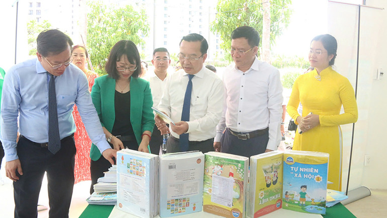 Các đại biểu tham quan gian hàng sách trong ngày khai mạc Ngày Sách và Văn hóa đọc Việt Nam lần 4 - Thành phố Hồ Chí Minh. (Ảnh H.T)