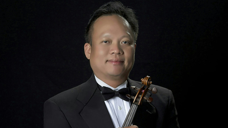 Nghệ sĩ violin quốc tế Chuong Vu tham gia biểu diễn trong đêm nhạc tối 13/4. (Ảnh: HBSO)