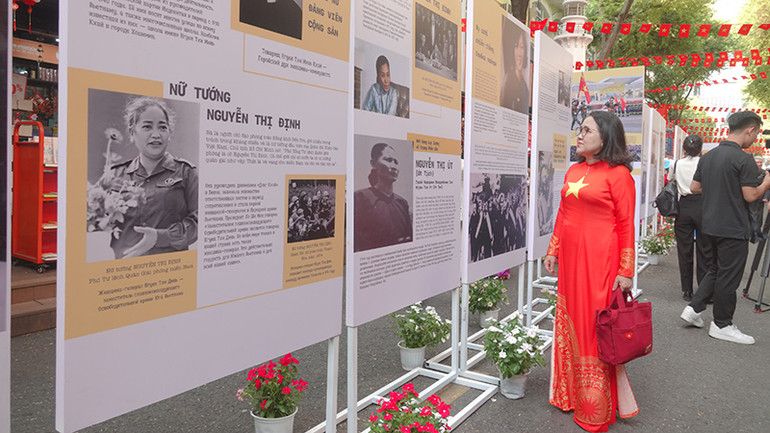 Triển lãm giới thiệu 23 ảnh phụ nữ Việt Nam và 38 ảnh Mẹ Việt Nam Anh hùng. (Ảnh M.H).