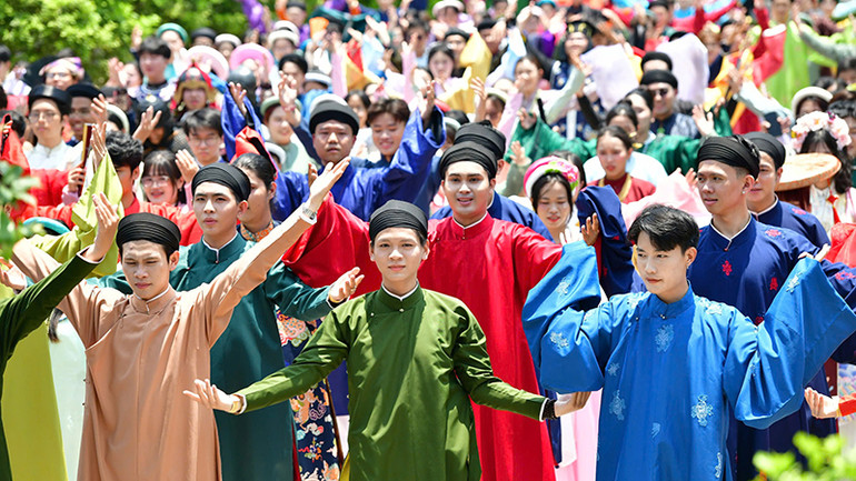 Biểu diễn trang phục truyền thống tại Suối Tiên. (Ảnh: Suối Tiên).