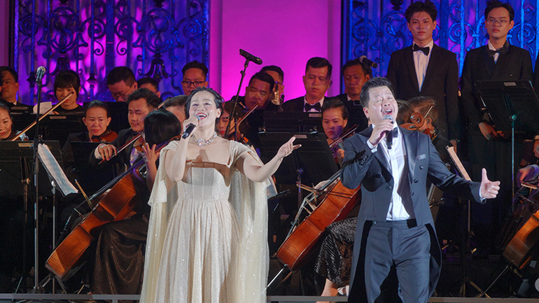 Chương trình hòa nhạc giao hưởng kết hợp với công nghệ trình diễn Mapping Visual Art mang lại nhiều cảm xúc cho khán giả. (Ảnh: M.H)