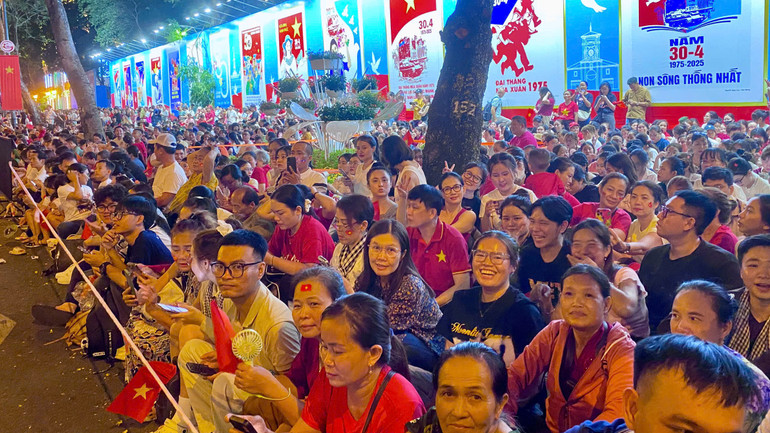 Rất đông người dân có mặt ở trung tâm thành phố theo dõi chương trình Sơ duyệt. (T.G)