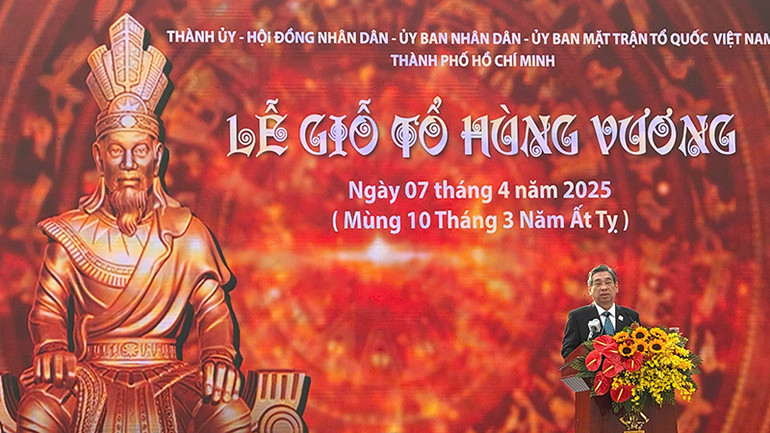 Đồng chí Nguyễn Phước Lộc, Phó Bí thư Thành ủy, Chủ tịch Ủy Ban Mặt trận Tổ quốc Việt Nam Thành phố Hồ Chí Minh đọc diễn văn khai mạc. (Ảnh: M.H)