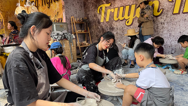 Các em nhỏ trải nghiệm làm gốm tại Thảo Cầm Viên Sài Gòn. (Ảnh: M.H).