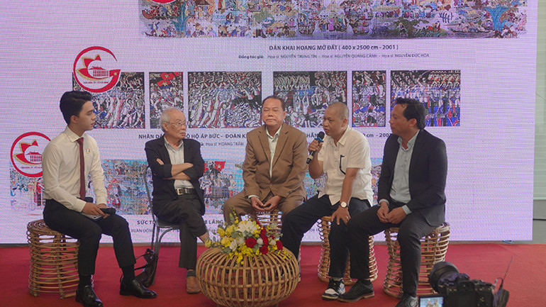 Giao lưu với các tác giả có tác phẩm được bình chọn 50 tác phẩm văn học, nghệ thuật tiêu biểu. (Ảnh M.H)