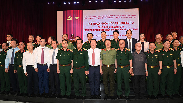 Các đại biểu chụp ảnh lưu niệm tại hội thảo. (Ảnh: M.H) Các đại biểu chụp ảnh lưu niệm tại hội thảo. (Ảnh: M.H)