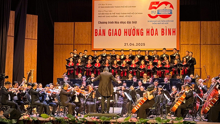 Tiết mục mở màn chương trình. (Ảnh H.N) Tiết mục mở màn chương trình. (Ảnh H.N)