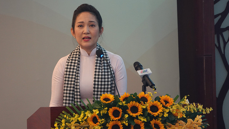 Nghệ sĩ Nhân dân Nguyễn Thị Thanh Thúy, Phó Giám đốc Sở Văn hóa và Thể thao Thành phố Hồ Chí Minh phát biểu tại buổi tọa đàm. (Ảnh M.H).