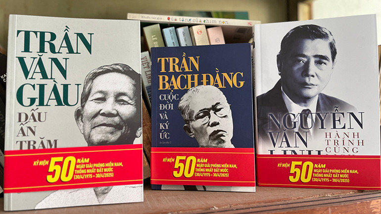 Các tựa sách về danh nhân có dấu ấn với miền nam và Sài Gòn-Thành phố Hồ Chí Minh. (Ảnh Mạnh Hảo). Các tựa sách về danh nhân có dấu ấn với miền nam và Sài Gòn-Thành phố Hồ Chí Minh. (Ảnh Mạnh Hảo).