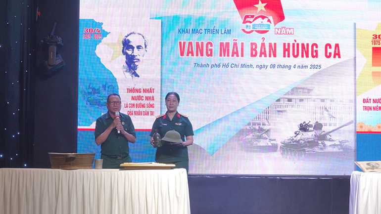 Cựu chiến binh Nguyễn Khắc Nhu trao tặng hiện vật cho Bảo tàng Chiến dịch Hồ Chí Minh. (Ảnh: MẠNH HẢO)