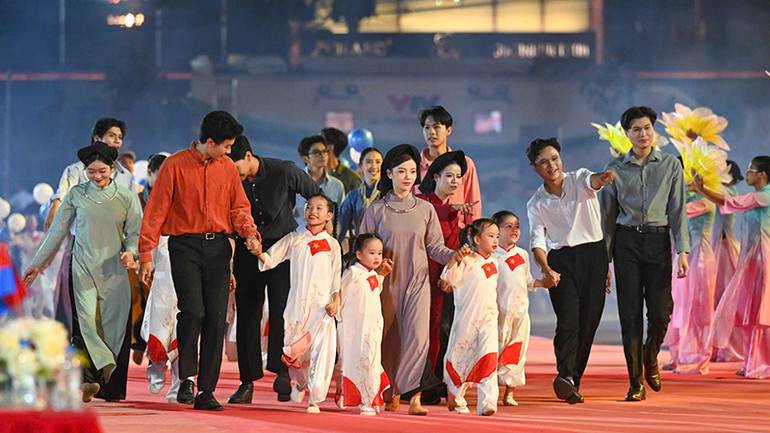 Khoảng 1.000 diễn viên tham gia chương trình, trong đó có nhiều nghệ sĩ nổi tiếng qua các thế hệ. (Ảnh: DUY LINH)