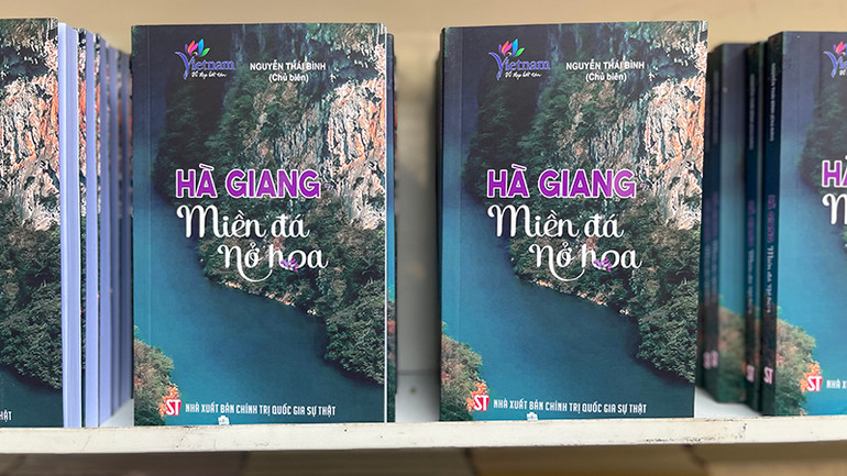 Bìa cuốn sách "Hà Giang - miền đá nở hoa".