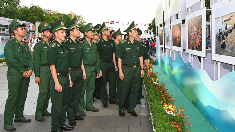 Triển lãm với nhiều hình ảnh chân thực, giàu cảm xúc, thu hút đông đảo người xem. (Ảnh: Quốc Thanh) Triển lãm với nhiều hình ảnh chân thực, giàu cảm xúc, thu hút đông đảo người xem. (Ảnh: Quốc Thanh)