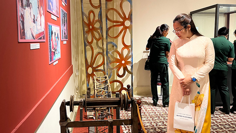 Mỗi hiện vật được trưng bày là một câu chuyện gắn liền với quá trình đấu tranh anh dũng của phụ nữ Nam Bộ. (Ảnh M.H)