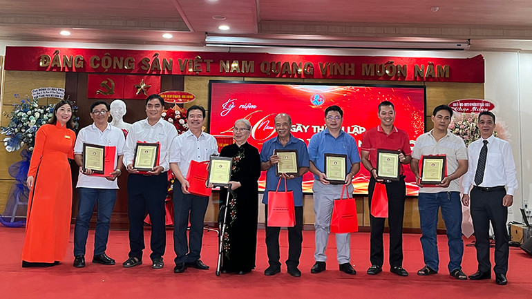 Lãnh đạo Bảo tàng trao thư cảm ơn cho các nhà sưu tập. (Ảnh M.H)