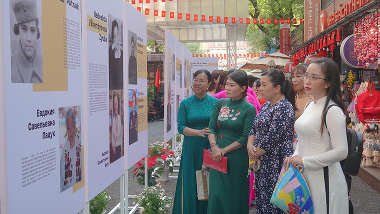 Triển lãm còn giới thiệu đến hình ảnh vẻ đẹp của người phụ nữ Belarus. (Ảnh M.H).