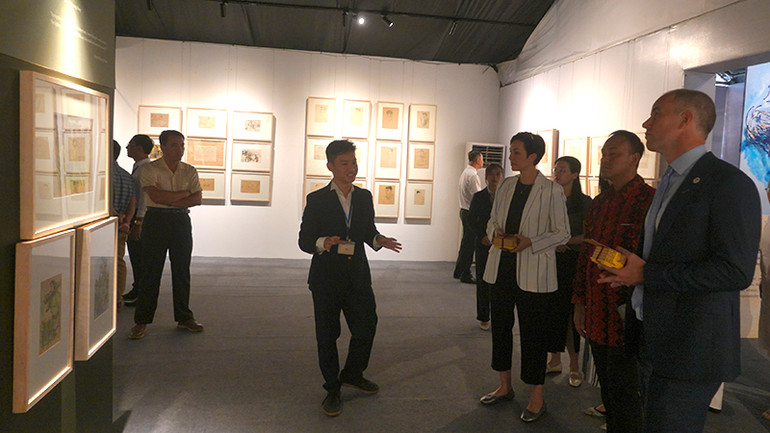 Các đại biểu nước ngoài tham quan triển lãm.