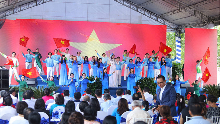 Tiết mục văn nghệ trong chương trình lễ khởi công. (Ảnh: M.H) Tiết mục văn nghệ trong chương trình lễ khởi công. (Ảnh: M.H)