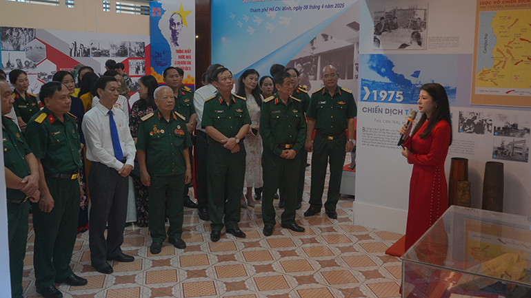 Các đại biểu tham quan triển lãm. (Ảnh: MẠNH HẢO)