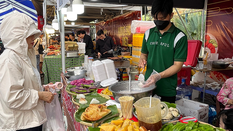 Các món ăn dân gian ba miền thu hút rất đông du khách khi đến tham quan tại Thảo Cầm Viên Sài Gòn. (Ảnh: M.H).