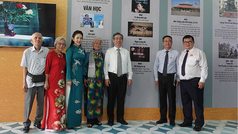 Các đại biểu chụp ảnh bên không gian trưng bày những tác phẩm văn học, nghệ thuật tiêu biểu. (M.H)