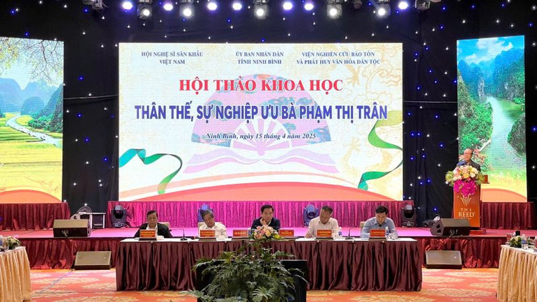 Phó Giáo sư, Tiến sĩ Nguyễn Hữu Sơn, Viện Văn học phát biểu tham luận về “Cội nguồn văn hóa Ninh Bình và sự xuất hiện tổ Chèo Ưu bà Phạm Thị Trân” tại hội thảo. (Ảnh: YẾN TRINH) Phó Giáo sư, Tiến sĩ Nguyễn Hữu Sơn, Viện Văn học phát biểu tham luận về “Cội nguồn văn hóa Ninh Bình và sự xuất hiện tổ Chèo Ưu bà Phạm Thị Trân” tại hội thảo. (Ảnh: YẾN TRINH)