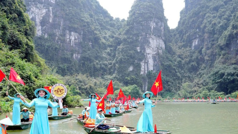 Sự kiện trình diễn áo dài tại Tràng An đã thu hút sự quan tâm của đông đảo du khách trong nước và quốc tế.