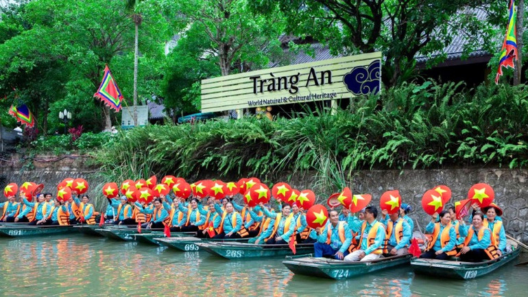 Du khách tới đây không chỉ hào hứng check-in cùng con đường cờ đỏ sao vàng, đội chiếc nón lá có in hình Quốc kỳ Việt Nam, mà còn cảm nhận sâu sắc hơn về tình yêu đất nước, tình yêu di sản qua từng câu chuyện, từng ánh mắt, nụ cười của người dân Tràng An.