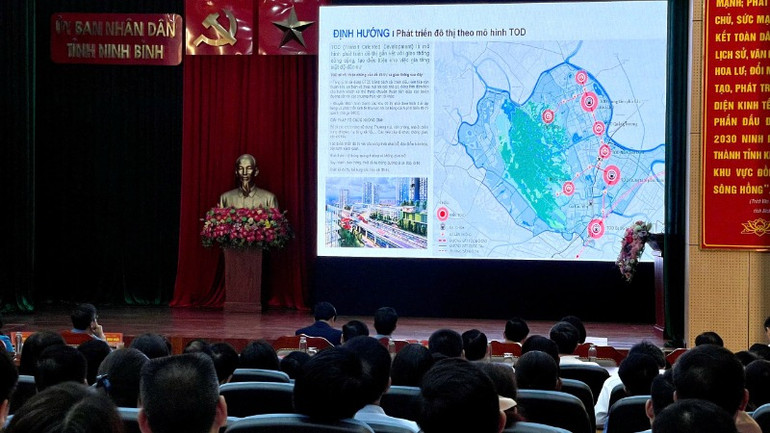 Ninh Bình định hướng phát triển đô thị theo mô hình TOD - khai thác vị trí ga đường sắt tốc độ cao và khu vực lân cận thành tổ hợp đô thị dịch vụ theo mô hình đô thị kết hợp đầu mối giao thông công cộng khối lượng lớn, tạo điều kiện cho việc gia tăng mật độ dân cư.