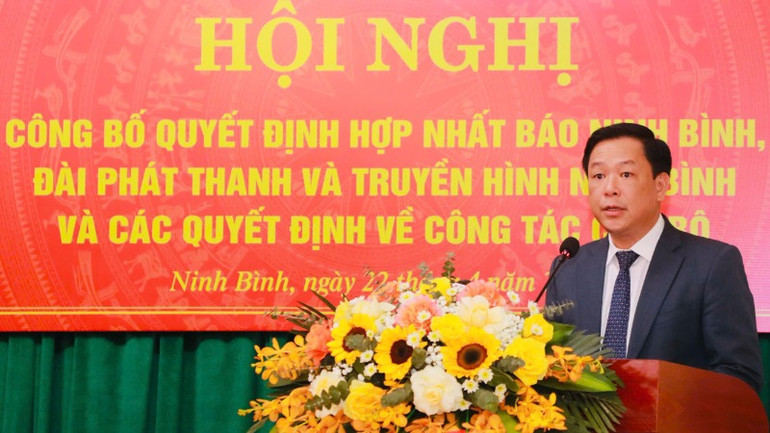 Đồng chí Bùi Ngọc Quang, Tổng Biên tập Báo và Đài Phát thanh-Truyền hình Ninh Bình phát biểu nhận nhiệm vụ.