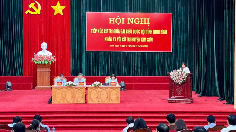 Bà Nguyễn Thị Lợi, cử tri thị trấn Phát Diệm, huyện Kim Sơn nêu ý kiến, kiến nghị tại buổi tiếp xúc.