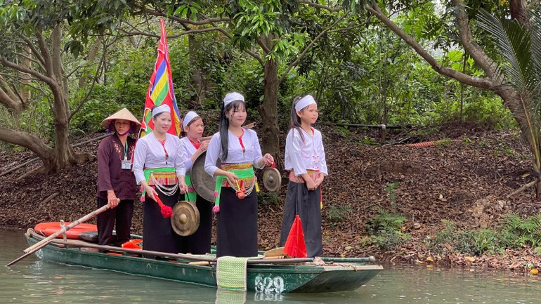 Nhiều chương trình nghệ thuật truyền thống từ các vùng, miền trên cả nước được biểu diễn tại lễ hội. Nhiều chương trình nghệ thuật truyền thống từ các vùng, miền trên cả nước được biểu diễn tại lễ hội.