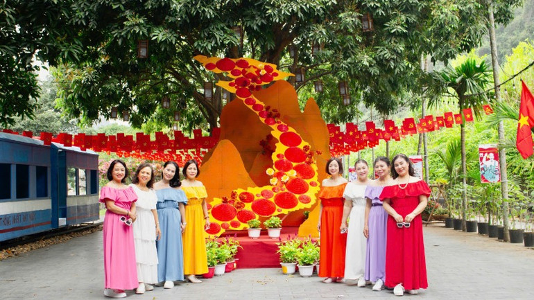 Bản đồ Việt Nam được dựng nên bằng hàng trăm chiếc nón lá truyền thống tạo nên khung cảnh gần gũi, thiêng liêng.