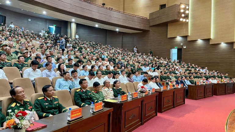 Các đại biểu lắng nghe các nhân chứng lịch sử, những người trực tiếp tham gia Chiến dịch Hồ Chí Minh năm 1975 chia sẻ những câu chuyện tham gia đấu tranh giành độc lập dân tộc.