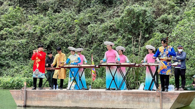 Nhiều loại hình truyền thống từ các vùng miền được biểu diễn tại lễ hội.