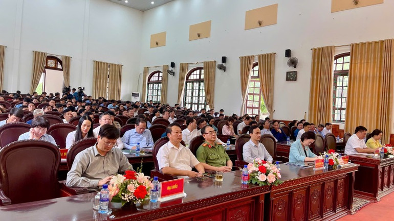 Các đại biểu dự tiếp xúc cử tri tại huyện Yên Mô.