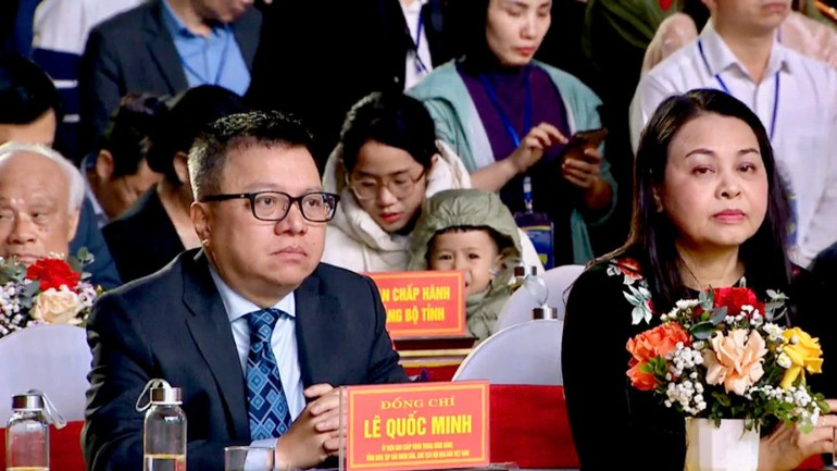 Các đại biểu tham dự lễ khai mạc.