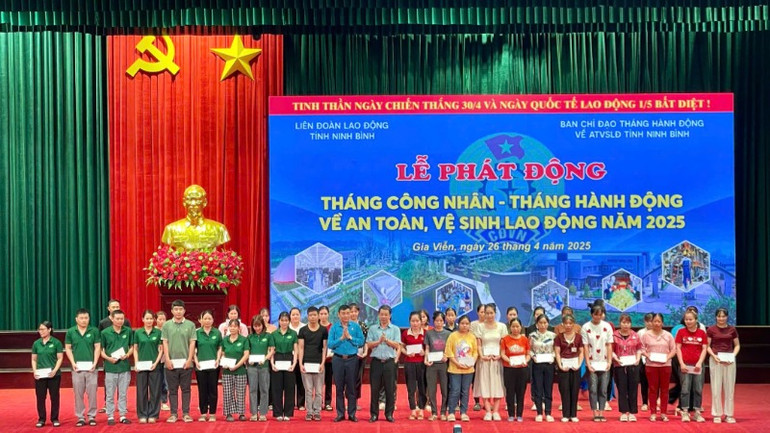 Tỉnh Ninh Bình quyết tâm nêu cao tinh thần trách nhiệm, tâm huyết để mang lại quyền và lợi ích hợp pháp tốt nhất cho người lao động. Tỉnh Ninh Bình quyết tâm nêu cao tinh thần trách nhiệm, tâm huyết để mang lại quyền và lợi ích hợp pháp tốt nhất cho người lao động.