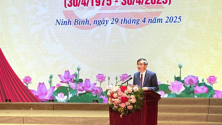 Đồng chí Đoàn Minh Huấn, Ủy viên Trung ương Đảng, Bí thư Tỉnh ủy Ninh Bình phát biểu tại buổi gặp mặt.