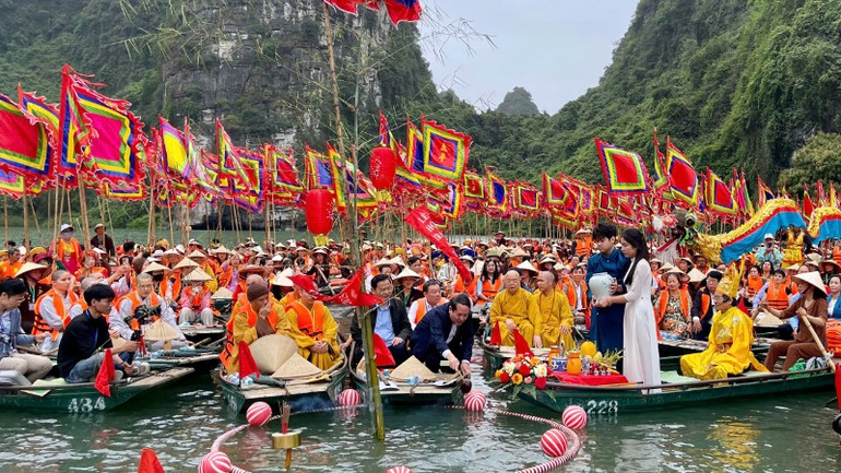 Nghi lễ rước nước tại lễ hội.