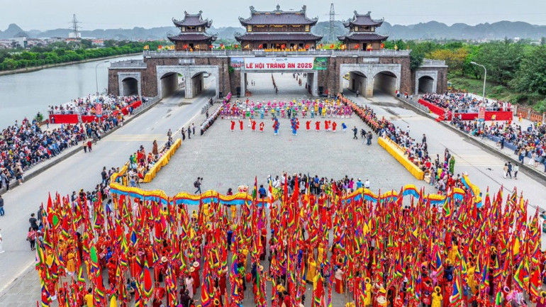 Hành trình lễ hội bắt đầu với đoàn rước Rồng từ Cổng Tam Quan tiến về bến thuyền Tràng An. Hành trình lễ hội bắt đầu với đoàn rước Rồng từ Cổng Tam Quan tiến về bến thuyền Tràng An.