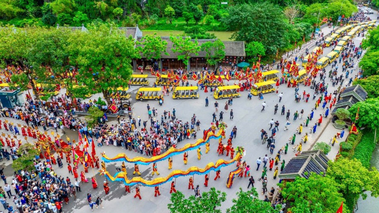 Đông đảo người dân và du khách tham dự, hòa mình vào không gian văn hóa đậm chất truyền thống của lễ hội. Đông đảo người dân và du khách tham dự, hòa mình vào không gian văn hóa đậm chất truyền thống của lễ hội.